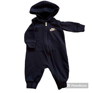 Navy Blue Nike long sleeve zip-up jumper with hood and hand pockets size 3 mo